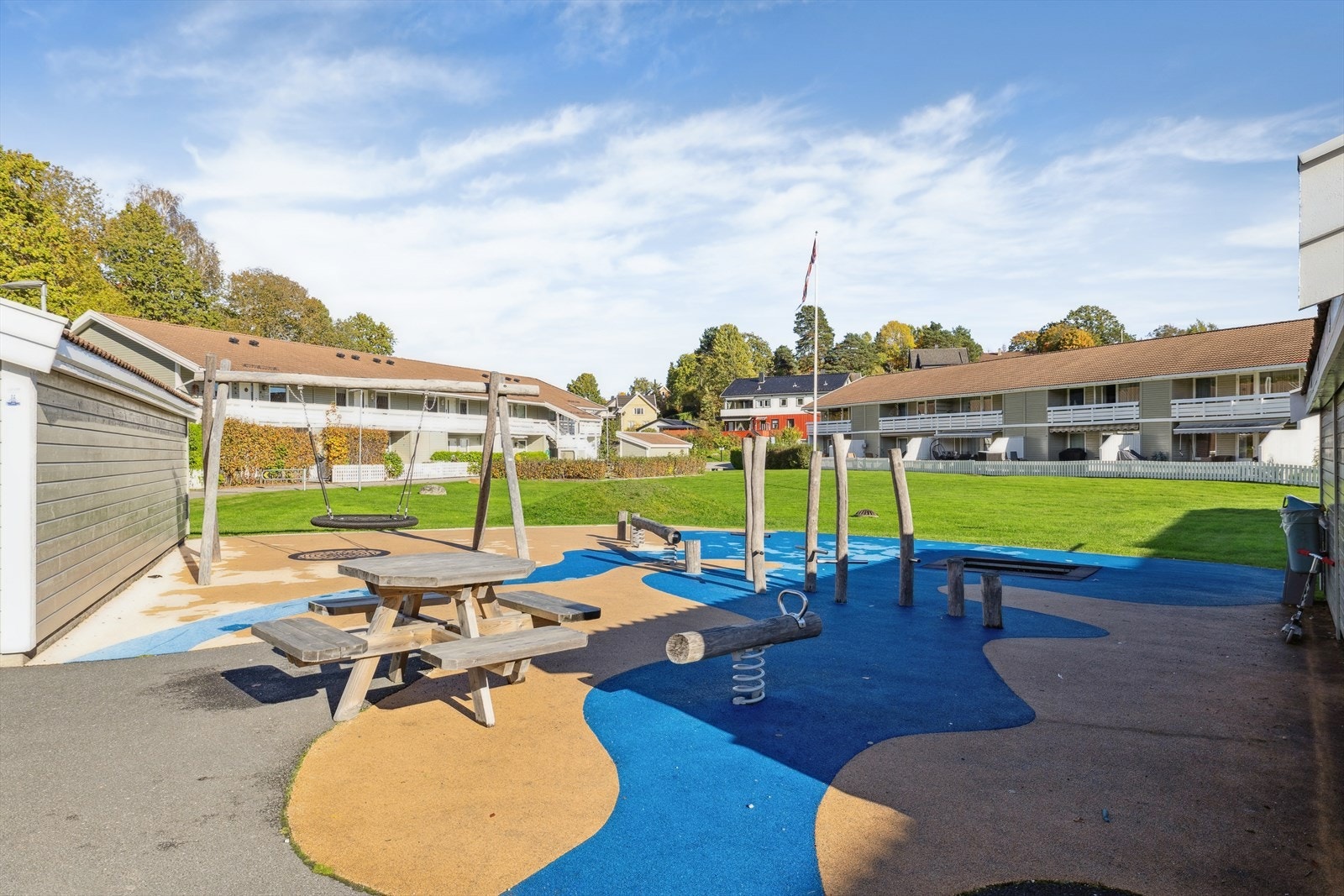 Her bor du i et trygt og barnevennlig nabolag, med kort vei til barnehage, skole, buss og dagligvare. Nærområdet byr på flotte turområder for både store og små, sommer som vinter. Galleribilde