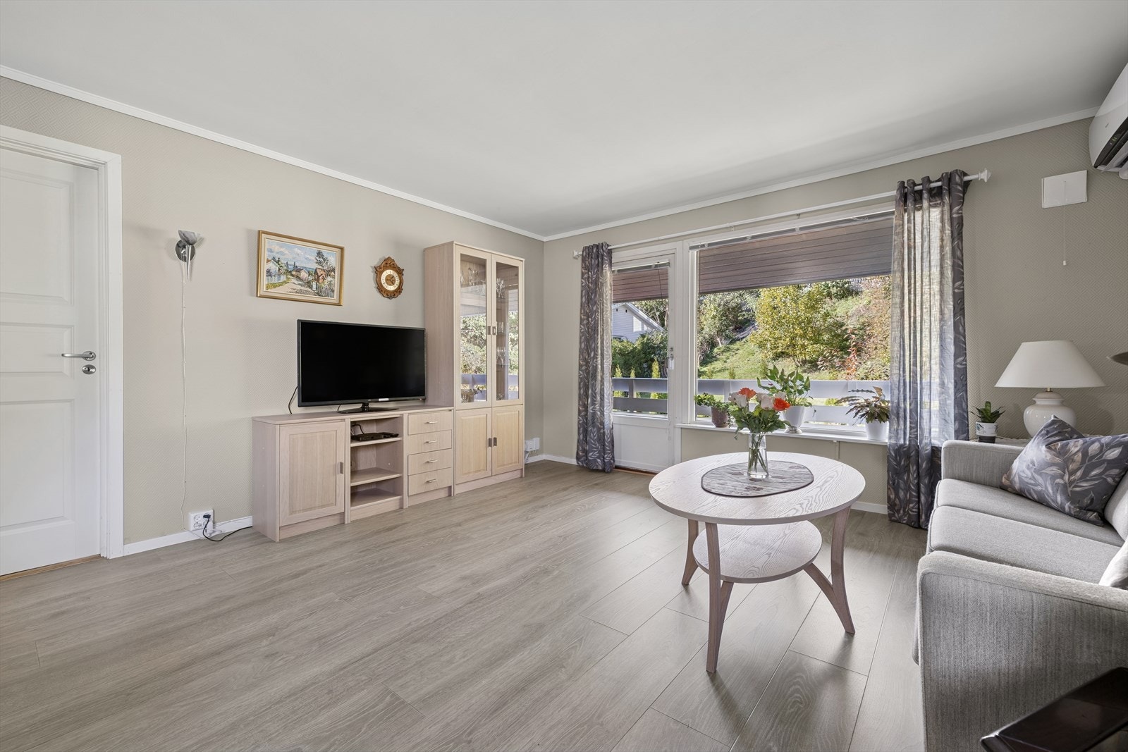 I 2023 ble det montert en varmepumpe på veggen. Galleribilde