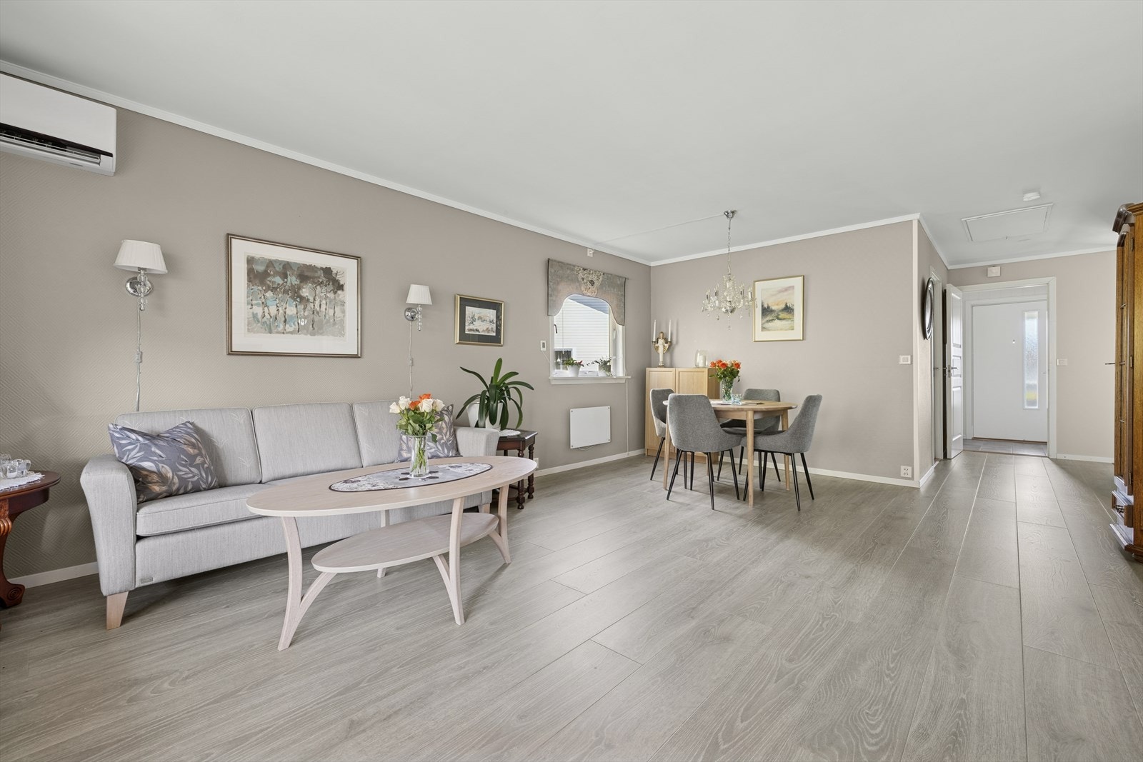 Stuen har plass til flere møbleringsmuligheter for å skape den stuen du selv ønsker. Galleribilde