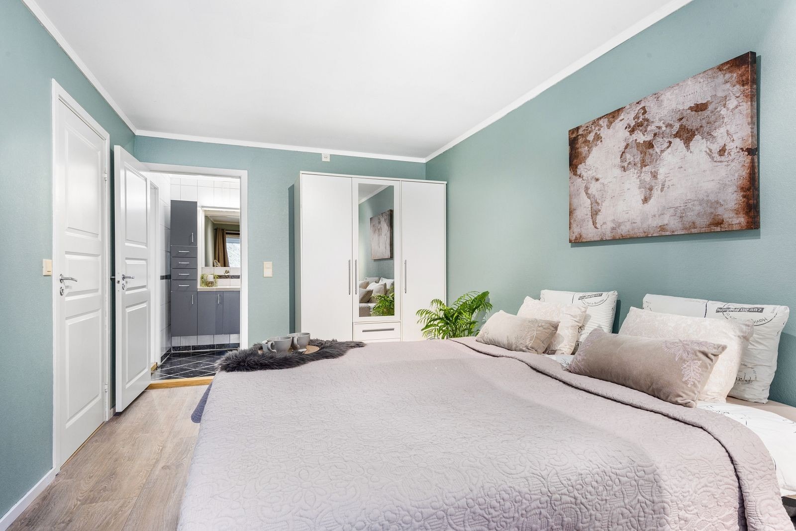 Soverom 2 har direkte adkomst til badet Galleribilde