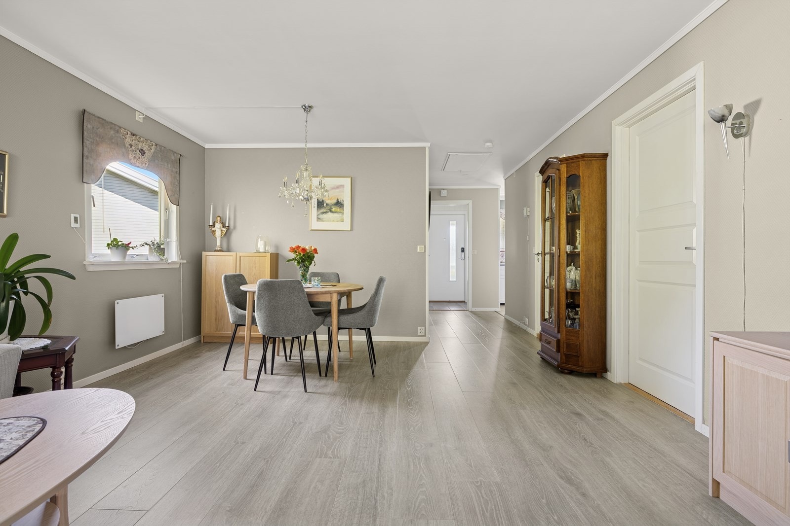 Det er lagt slitesterk laminat på gulvet og veggene er malt i en delikat fargetone. Galleribilde