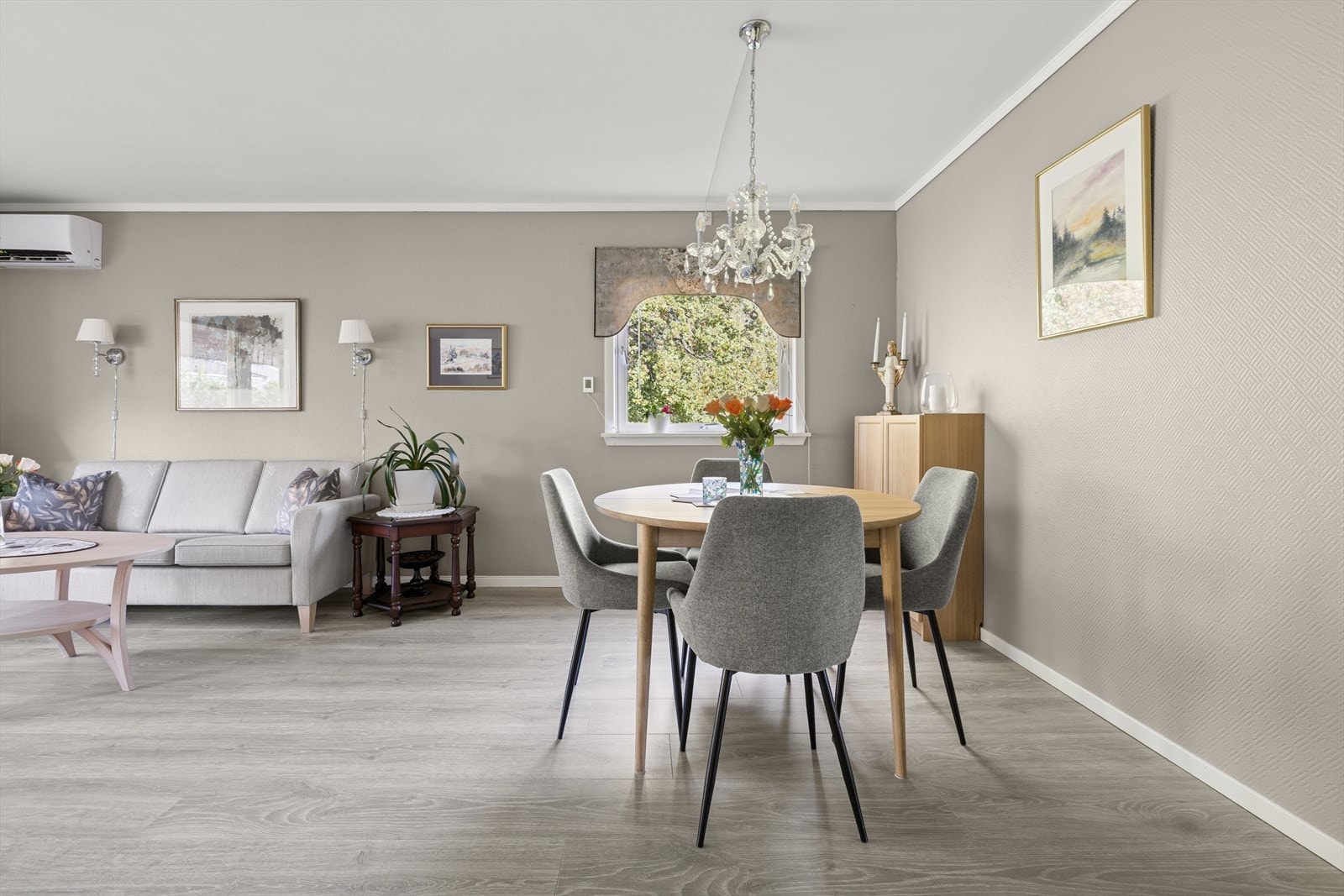 Det er god plass til et større spisebord - hvor man kan samle familie eller venner. Galleribilde