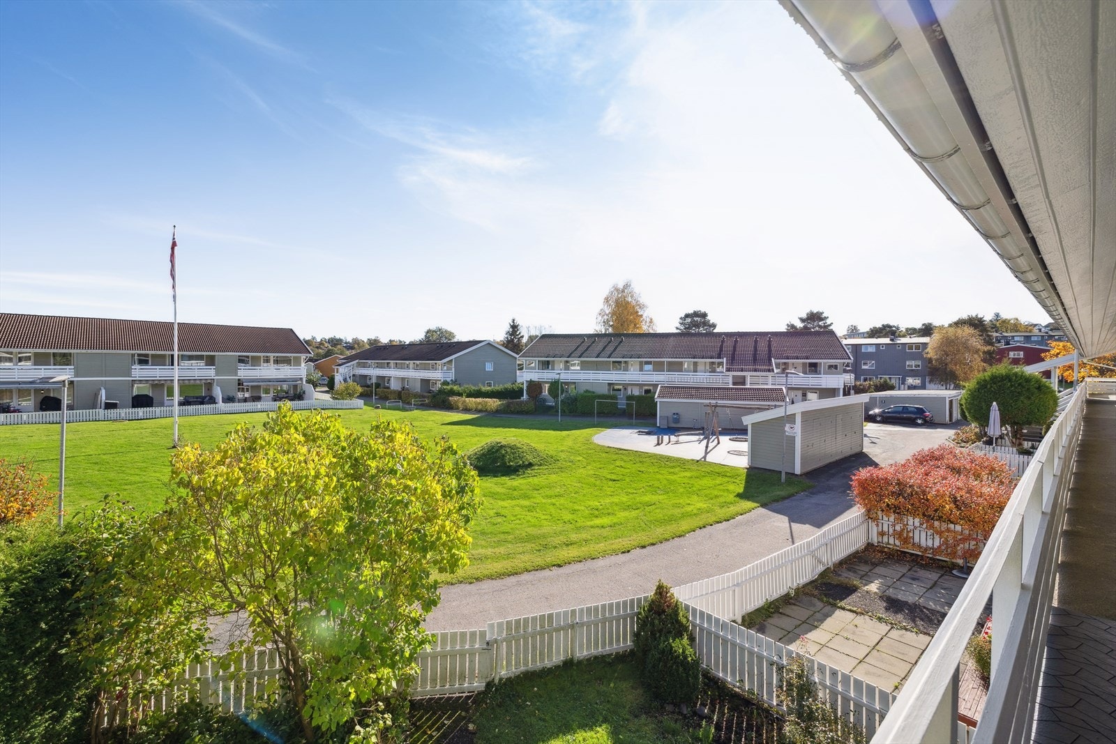 Her er det hyggelig utsyn over sameiets pene fellesareal. Galleribilde