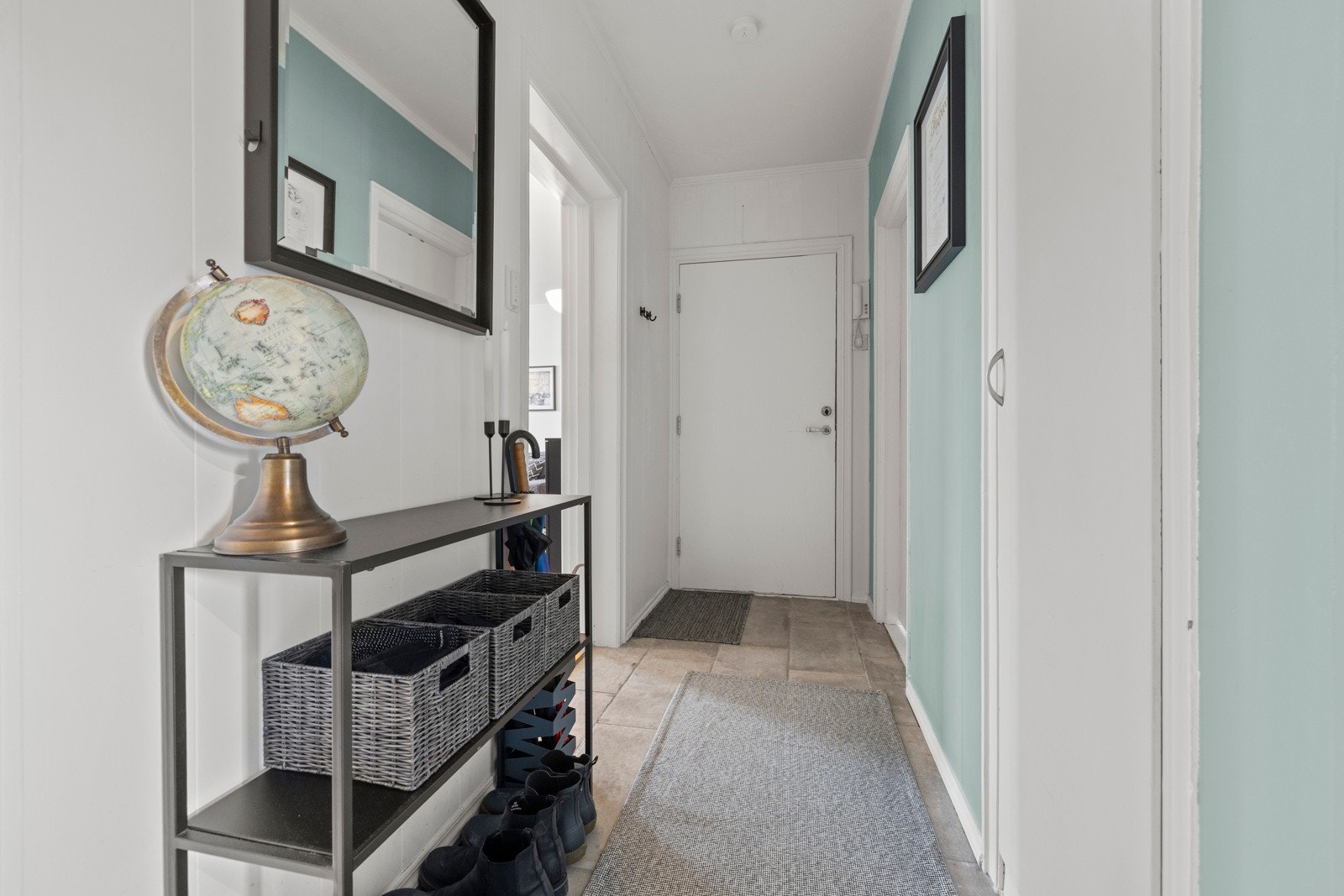 Entré med gulvfliser. Plass til knaggrekke, skoskap og kommode. Galleribilde