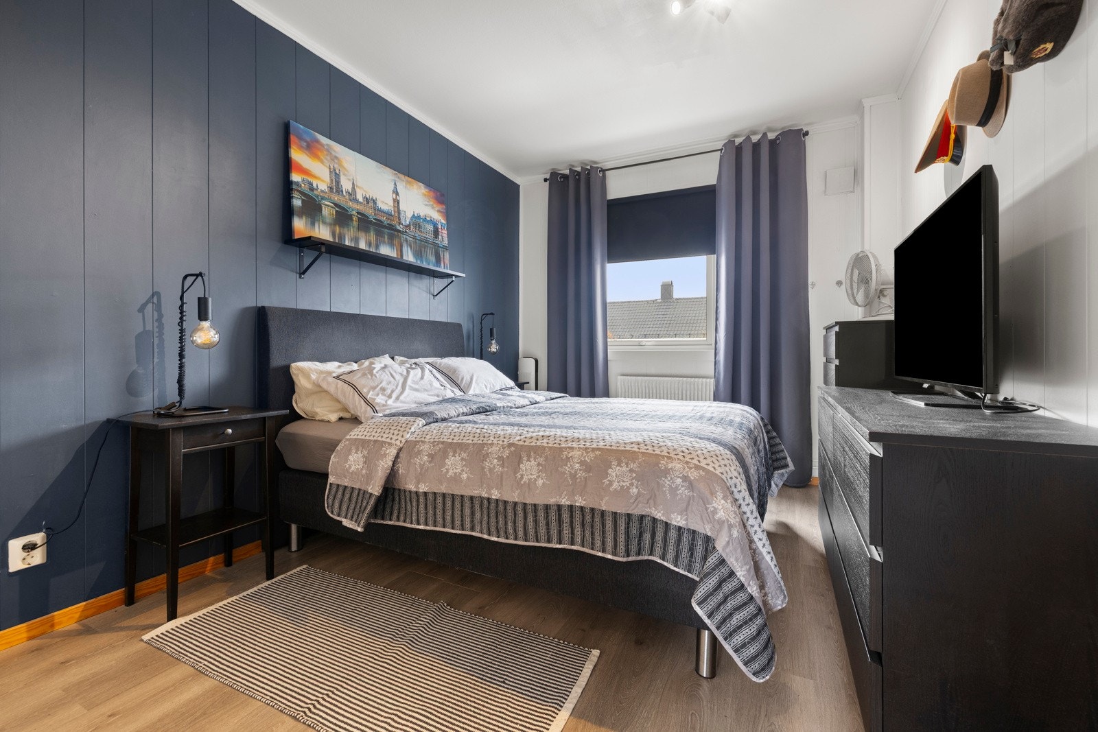 Leiligheten har to soverom i hver sin ende, begge med plass til seng, nattbord og garderobeskap. Galleribilde