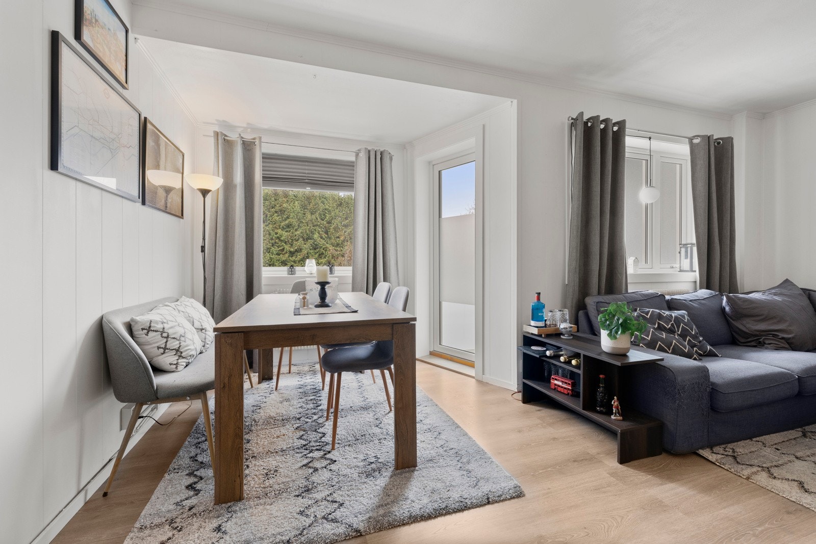 Stuens utforming gir plass til sofagruppe og spisebord i egne soner. Galleribilde