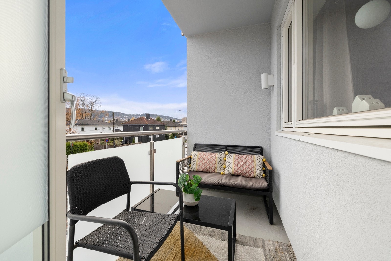 Ut fra stuen ligger en sydøstvendt balkong på ca. 4 kvm. Ny balkongdør fra 2018/2019. Galleribilde