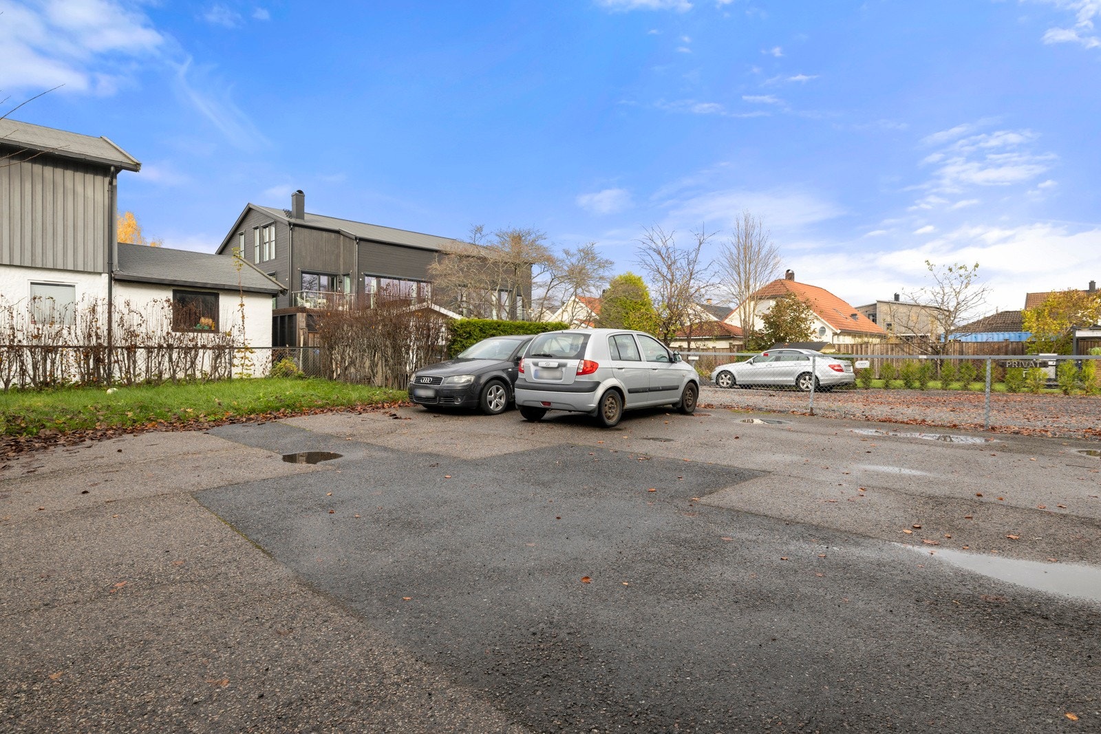 Felles parkeringsplass utenfor sameiet. Ingen fast plass medfølger. Galleribilde