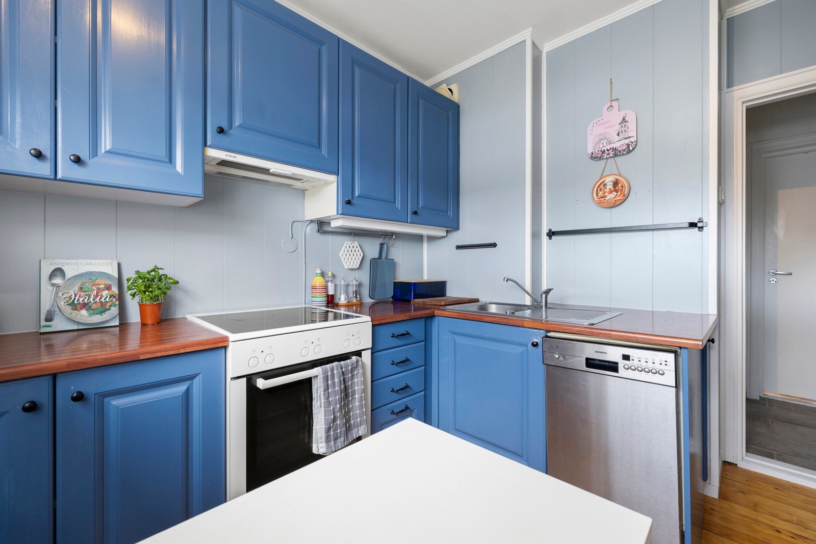 Frittstående hvitevarer og opplegg for oppvaskmaskin. Komfyrvakt er montert. Galleribilde