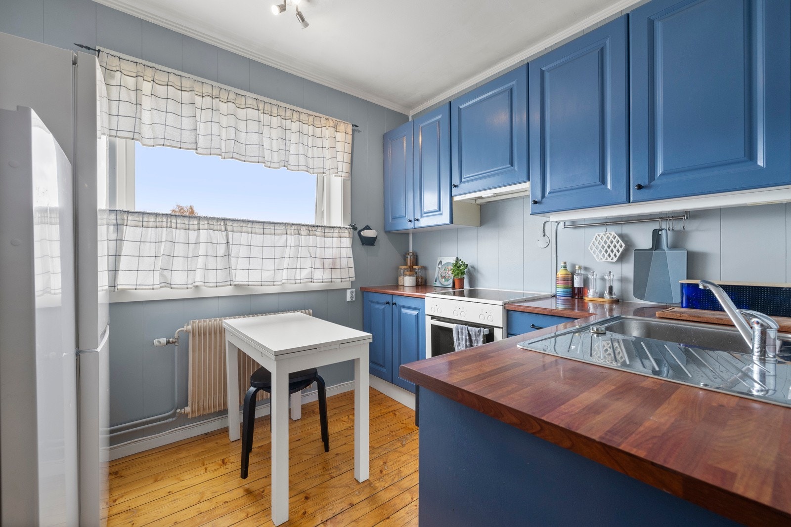 Kjøkkenet ligger separat og har adkomst fra gangen. Galleribilde