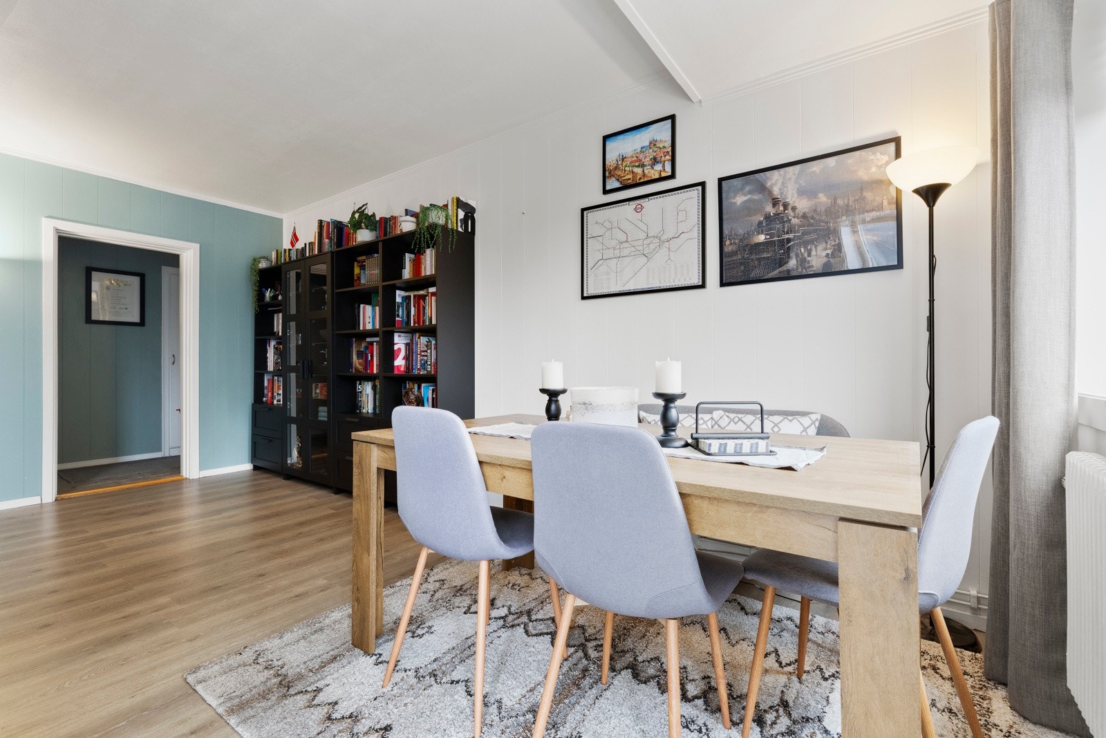 Rommet er lyst og romslig med laminatgulv, malte overflater og godt med lysinnslipp fra vinduene. Galleribilde