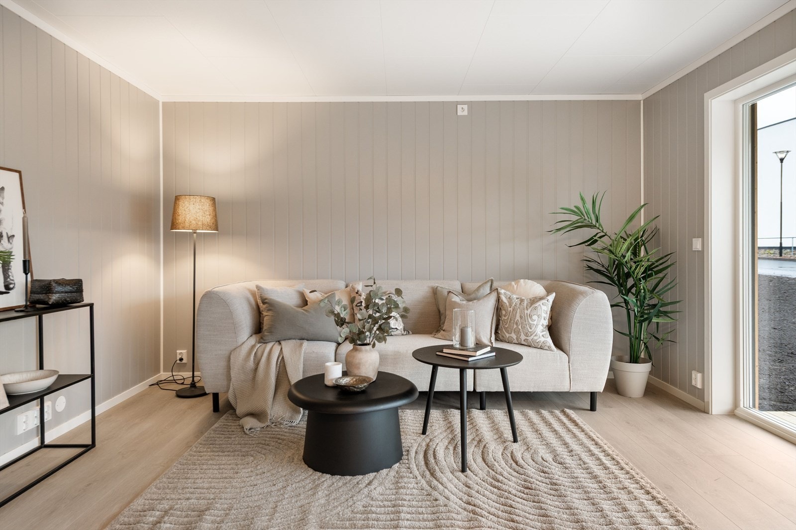 Romslig stue med åpen løsning mot kjøkkenet Galleribilde