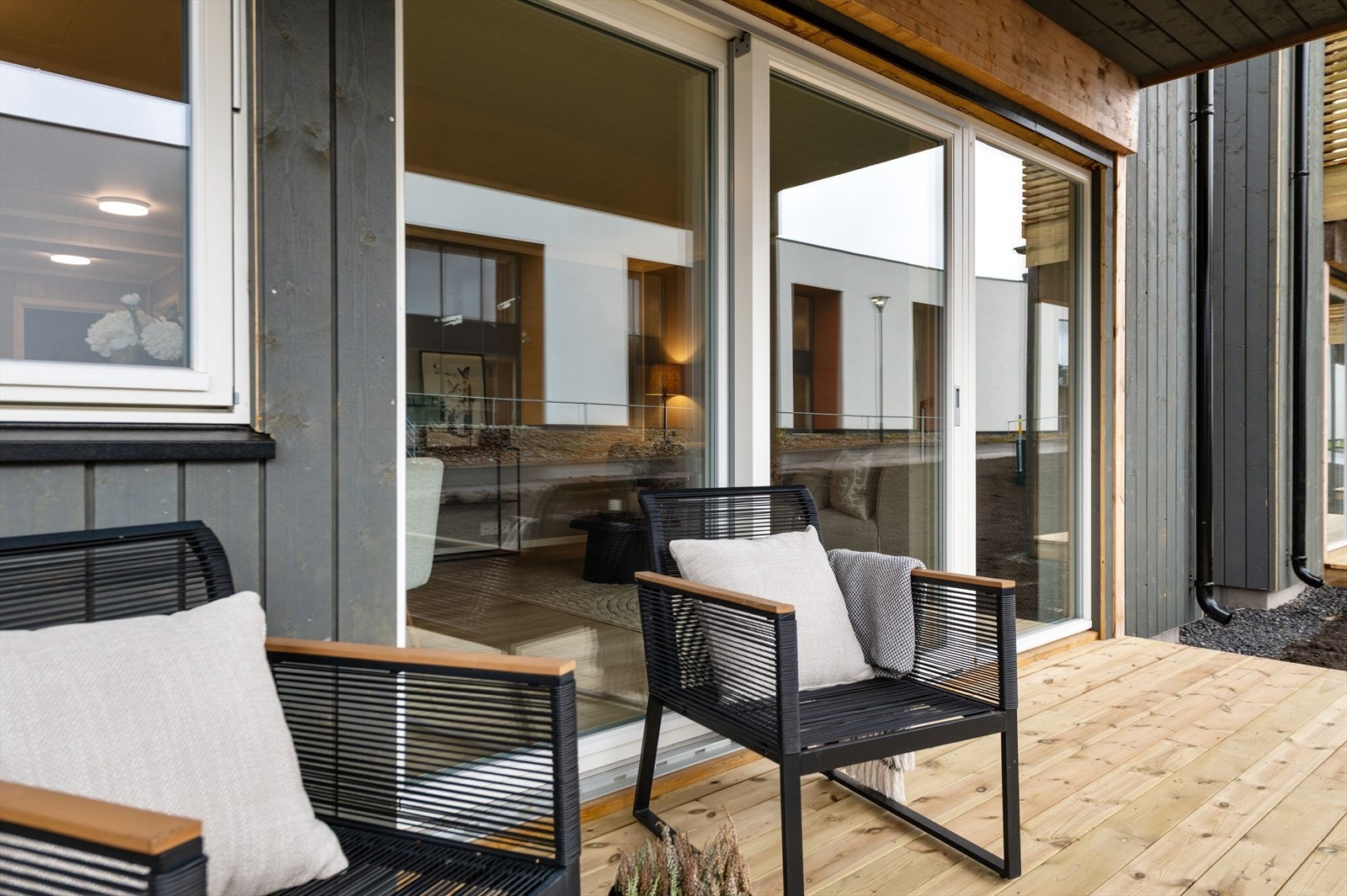 Fra stuen er det utgang til terrasse. For leilighetene i 2. etg er det utgang til balkong (2x ledige nå!) Galleribilde