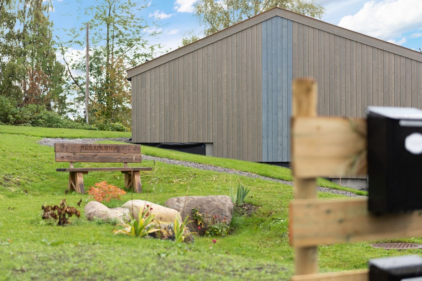 Pent opparbeidet uteområder med asfaltert gårdsplass. Galleribilde