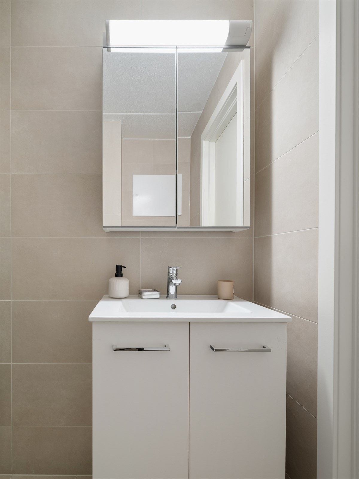 Innredning bestående av nedfelt servant, veggmontert toalett, dusjvegger/hjørne og opplegg for vaskemaskin Galleribilde