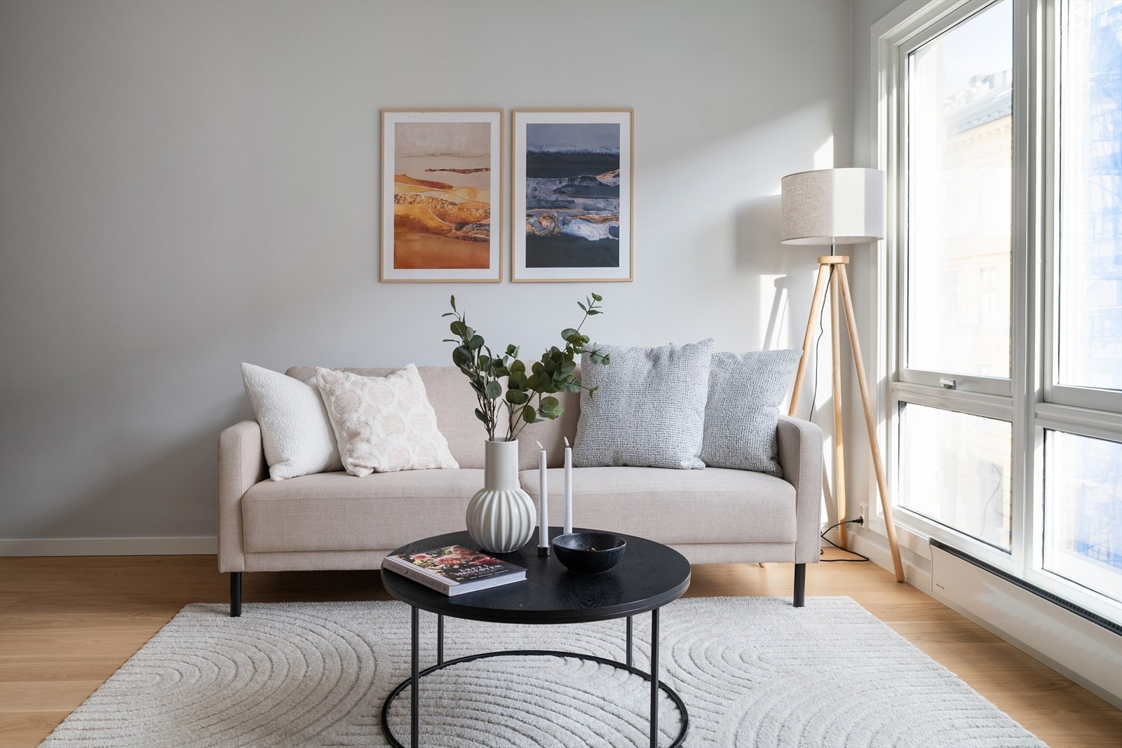 Romslig stue med god plass til sofagruppe, TV med tilhørende møblement og annet ønsket inventar Galleribilde