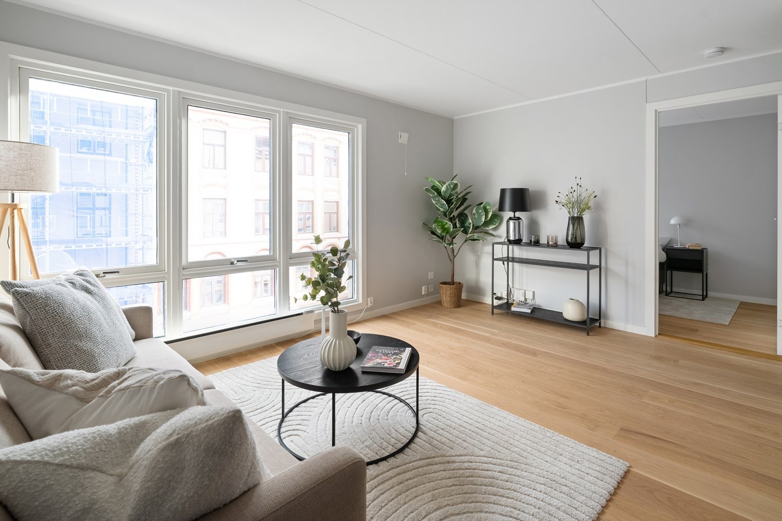 Leiligheten har gjennomgående delikate fargetoner og rikelig med naturlig lysinnslipp gjennom store vindusflater Galleribilde