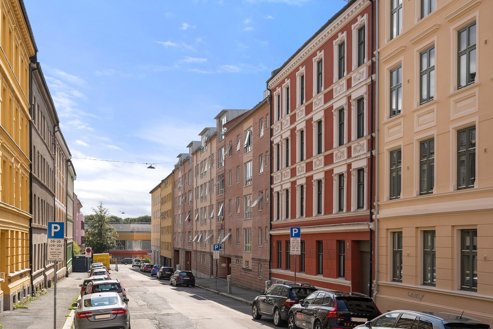 Romsdalsgata 6 ligger svært sentralt til på Grünerløkka. Beboerparkering rett utenfor døren Galleribilde