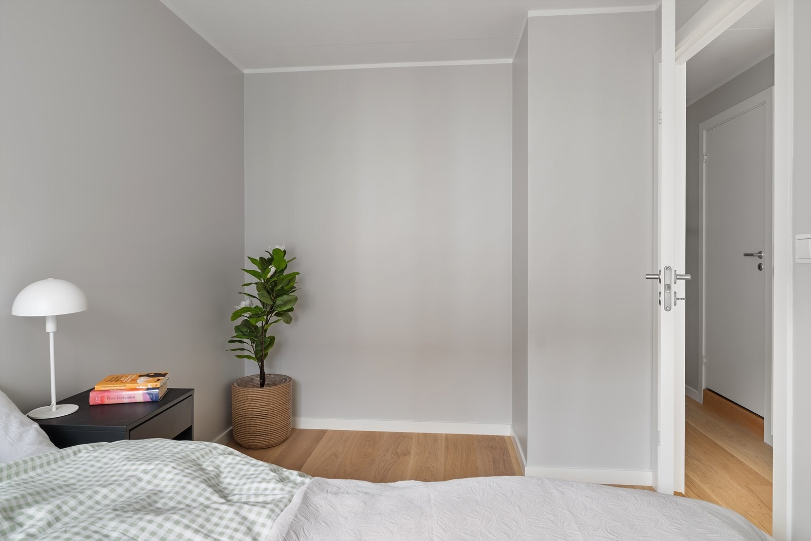 Praktisk nisje, ideell for skyvedørsgarderobe Galleribilde