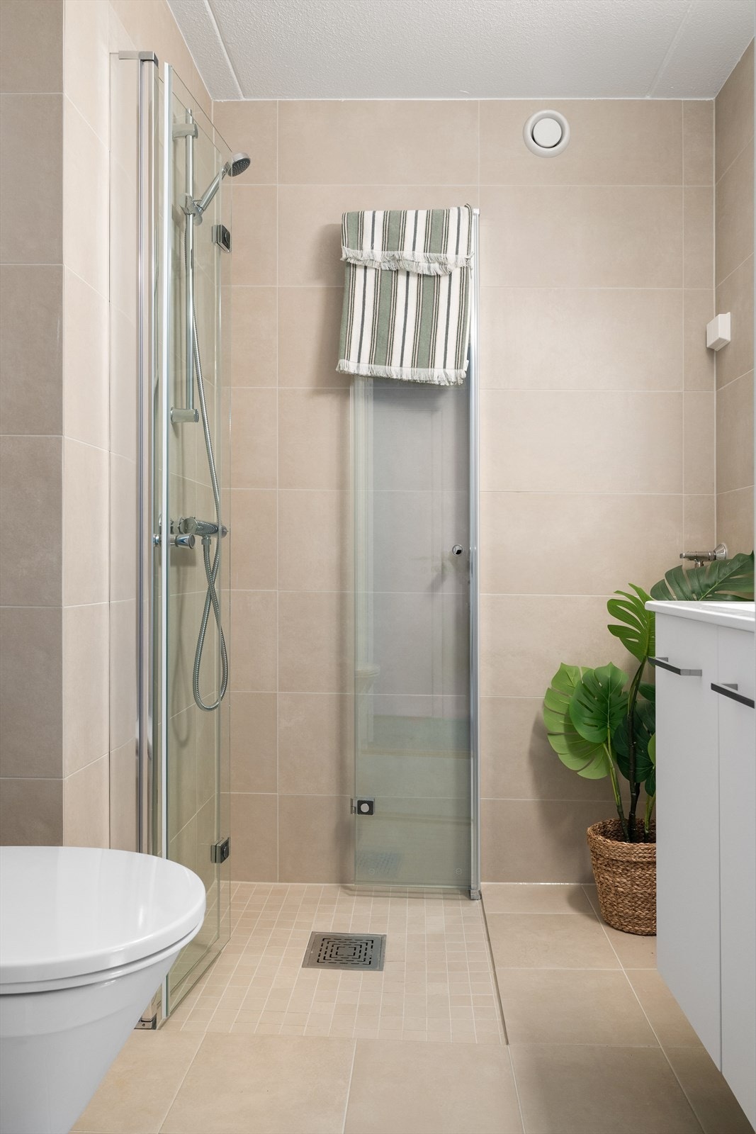 Tidløst og pent flislagt bad fra 2025 Galleribilde