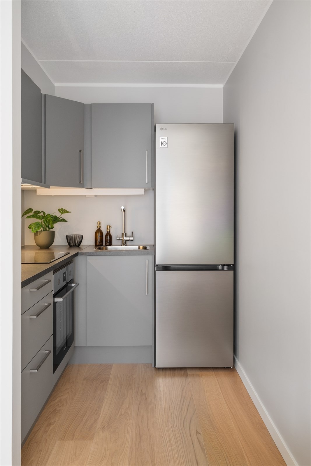 Leiligheten ligger høyt og luftig til i byggets 4. etasje med heis, og fremstår som helt ny etter oppussing i 2025 Galleribilde