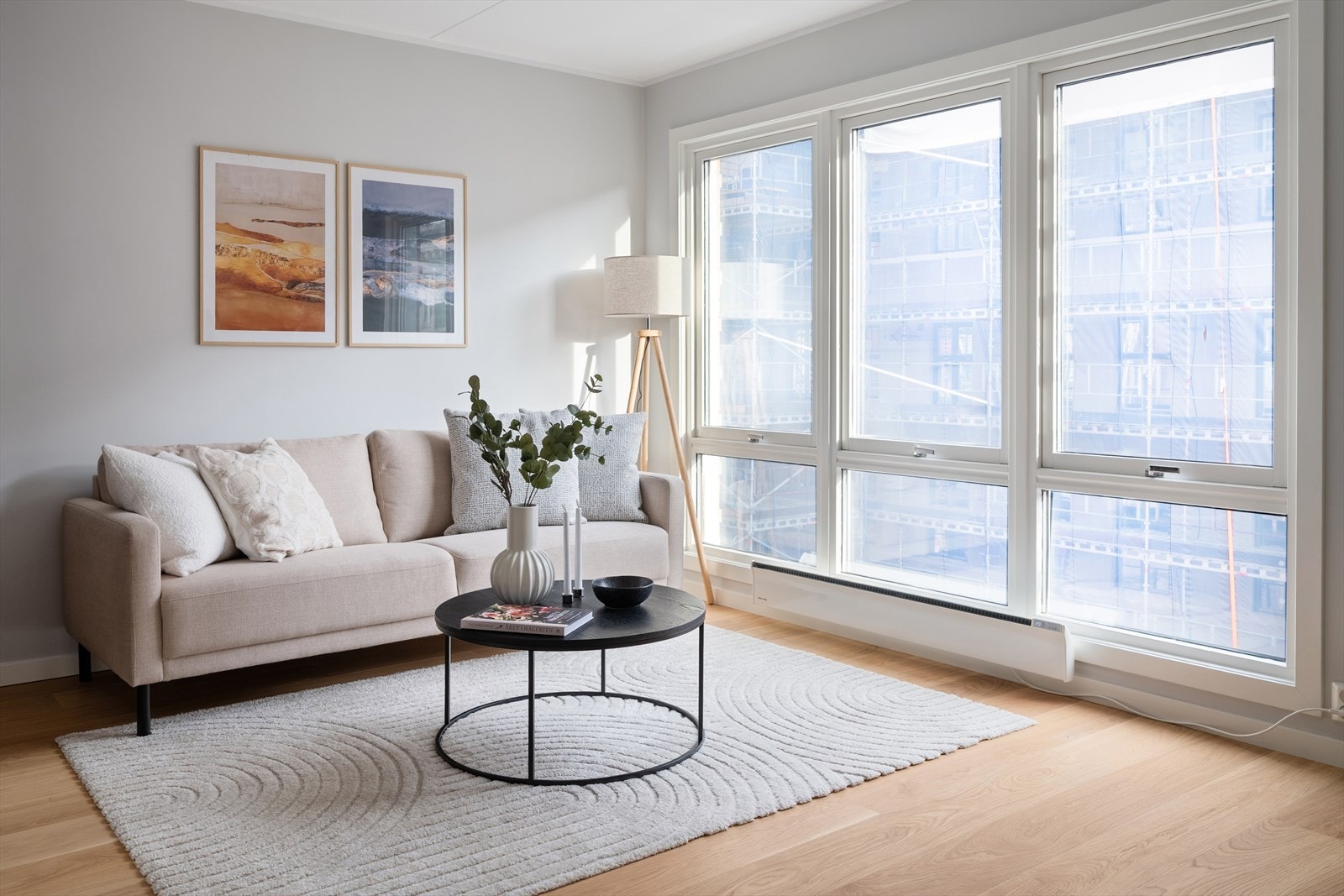 Leiligheten inneholder entré, delvis åpen stue/ kjøkken løsning, soverom, innvendig bod og bad Galleribilde