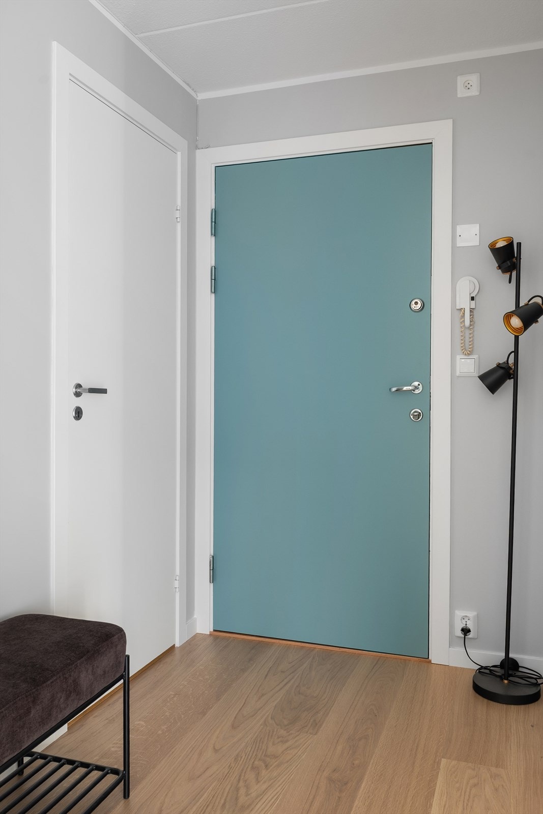 Innbydende entré med plass til oppbevaring av sko og yttertøy Galleribilde