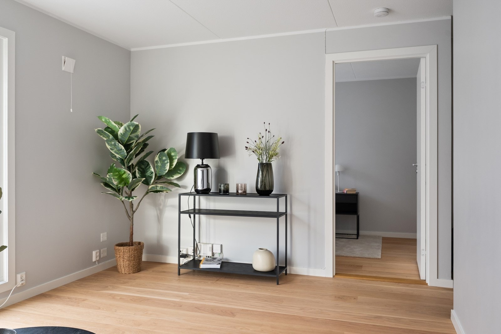 Fra stuen/ kjøkkenet er det adkomst til boligens soverom Galleribilde