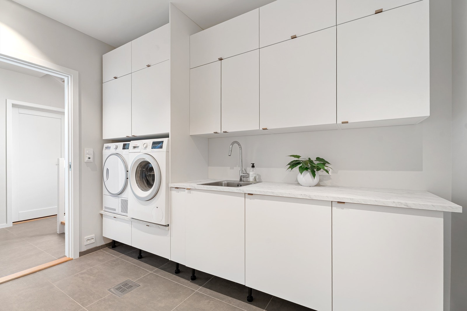 I underetasjen finner du et praktisk og stort vaskerom med plass til tørketrommel og vaskemaskin i høyde og godt med skap- og benkeplass! Dette er et rom du virkelig kan få glede av! Galleribilde