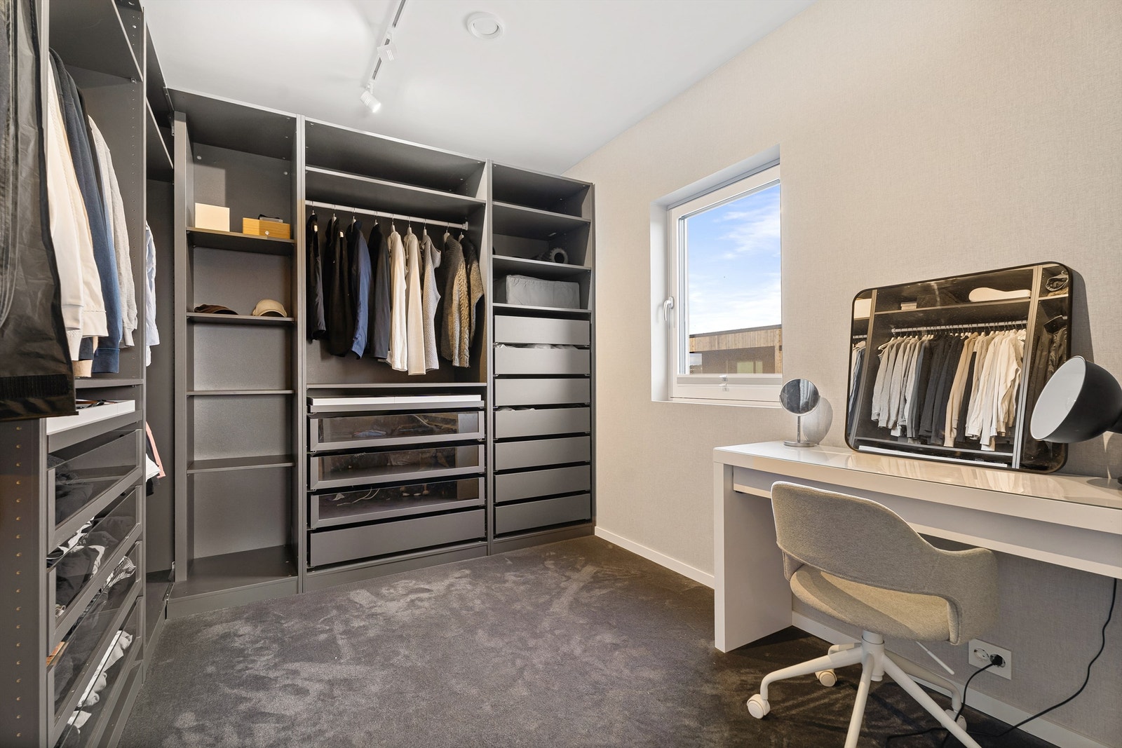 Innholdsrik garderobe med mye skap- og oppbevaringsplass. Det er også plass til sminkebord o.l. Galleribilde