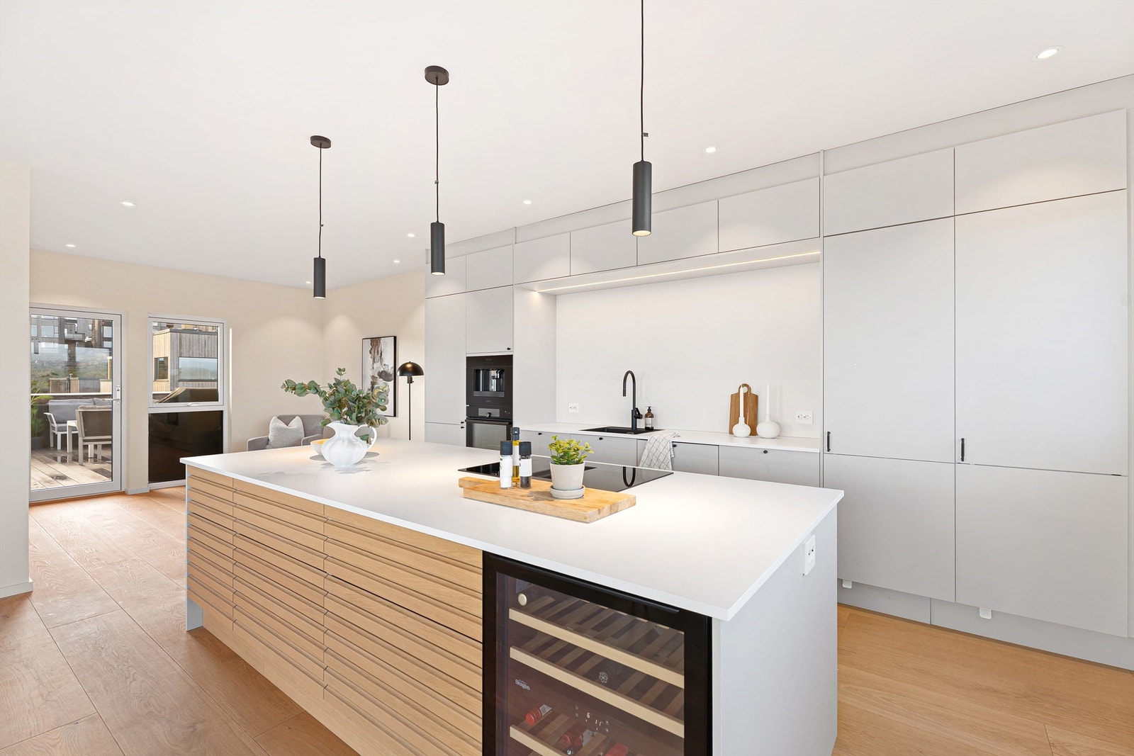 Fra kjøkkenet er det videre plass til en ekstra salong. Det er også utgang til en større veranda. Galleribilde