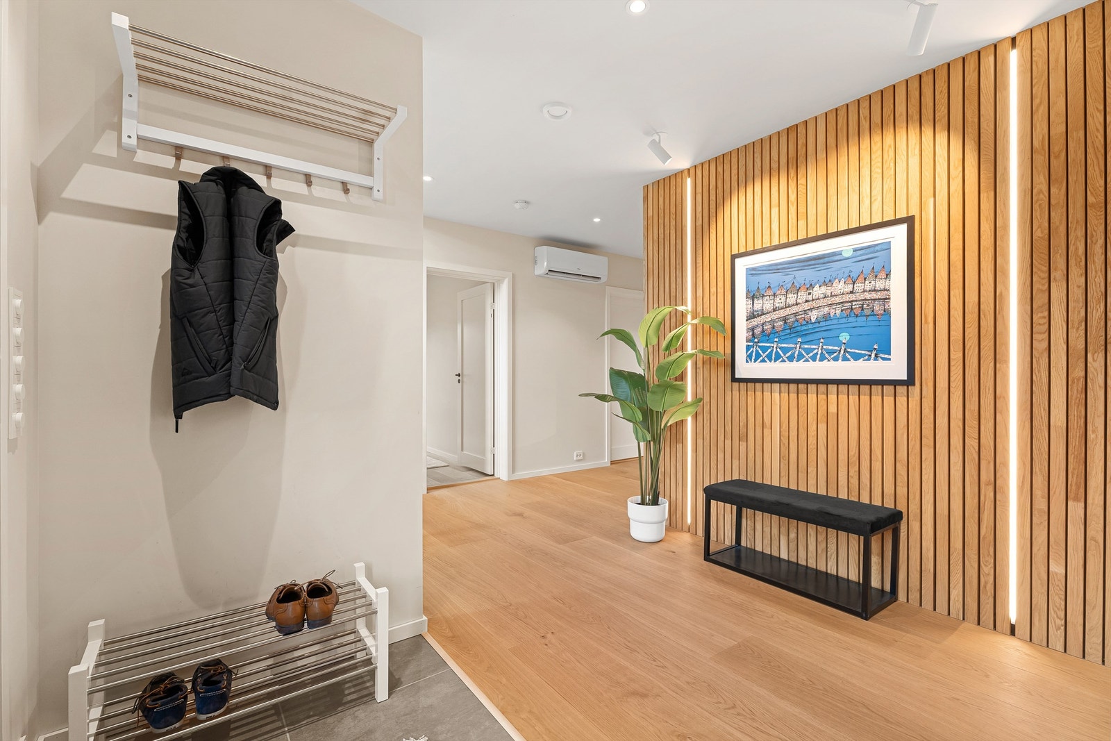 Gang/entré med plass til oppbevaring av yttertøy. Legg merke til den kule spileveggen med led-lister! Til høyre finner du også gjestetoalett. Galleribilde