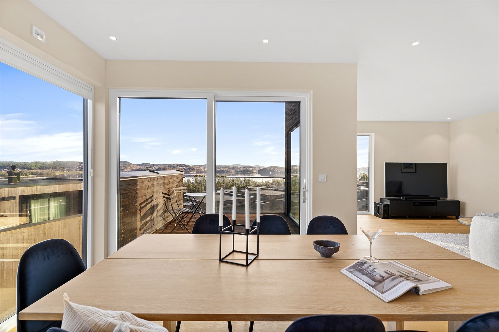 Fra spisestuen kan du nyte et måltid til sjøutsikten. Galleribilde