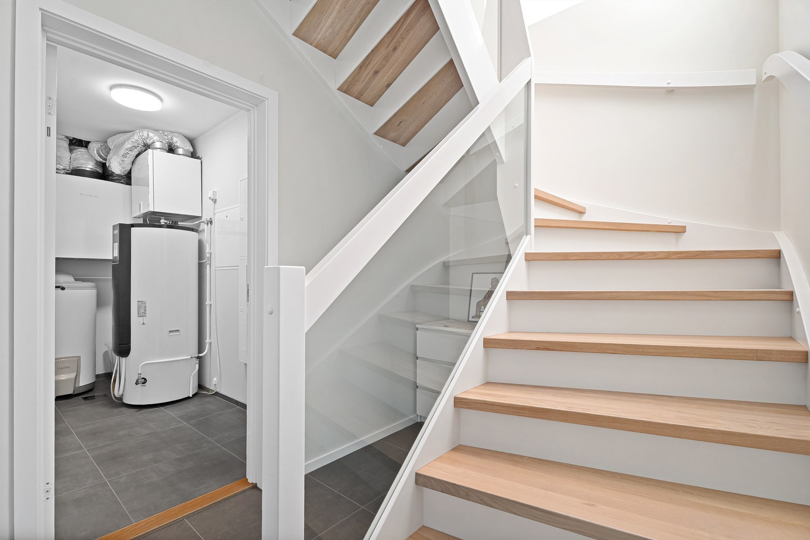 I underetasjen er det også en praktisk bod/teknisk rom. Det er også plass til oppbevaring under trappen. Galleribilde