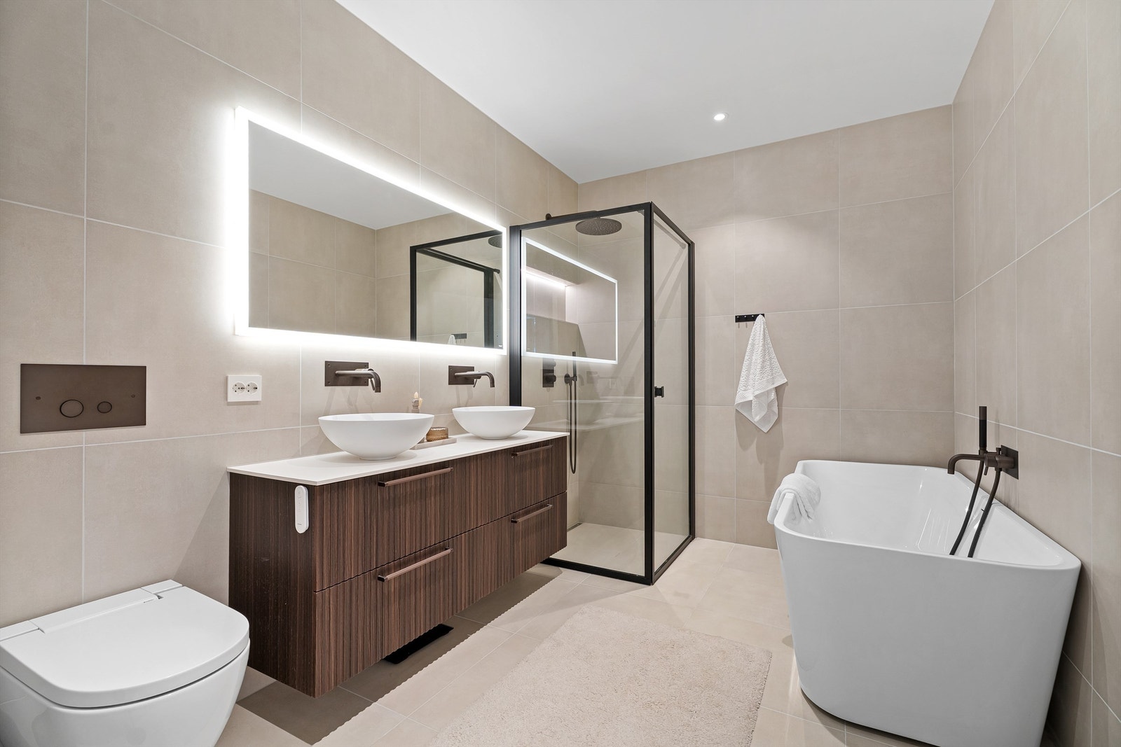 Eksklusivt og påkostet bad med flislagt gulv og vegger samt varme i gulv. Galleribilde