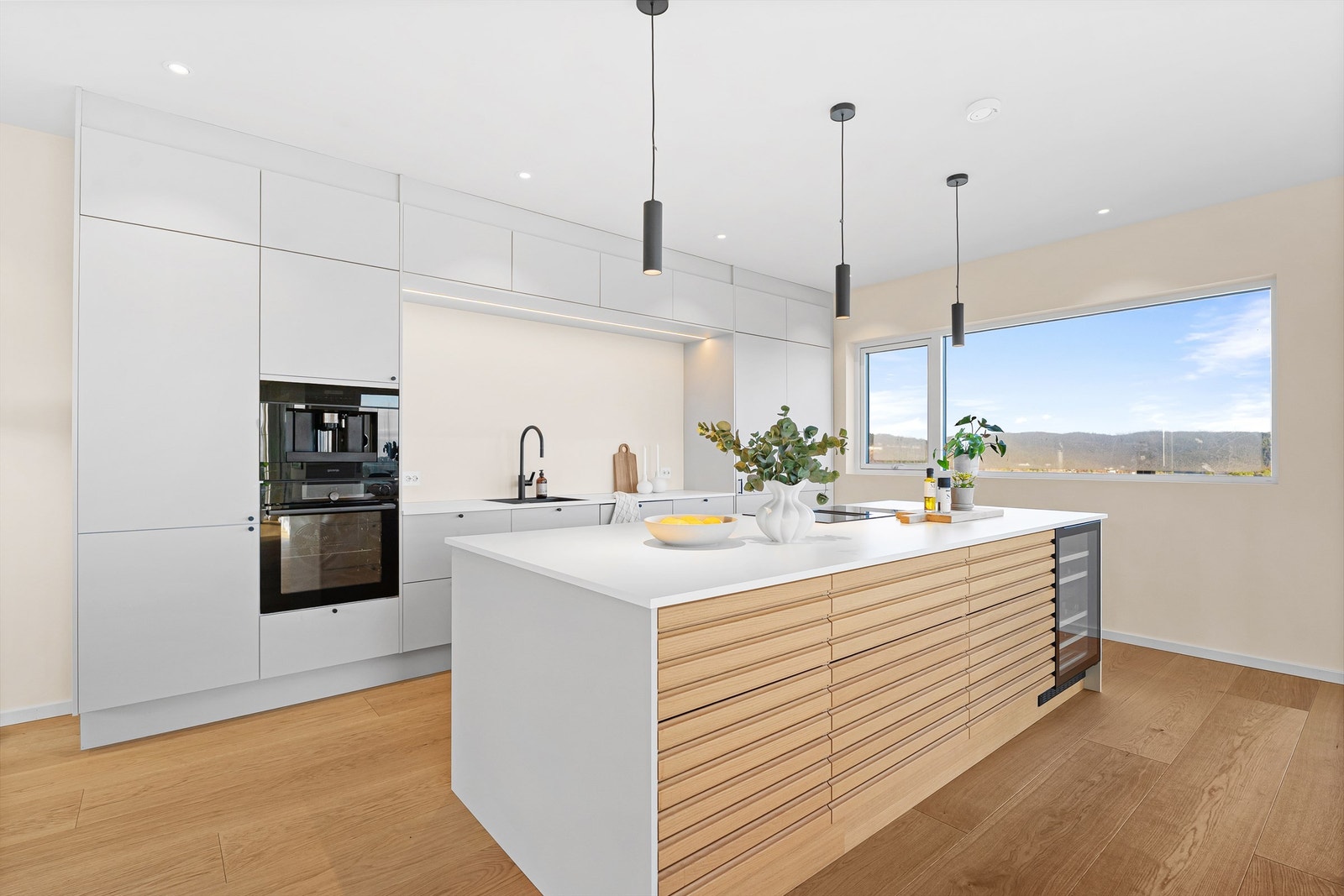 I front av kjøkkenøyen får du praktiske skuffer samt et lekkert vinskap! Galleribilde