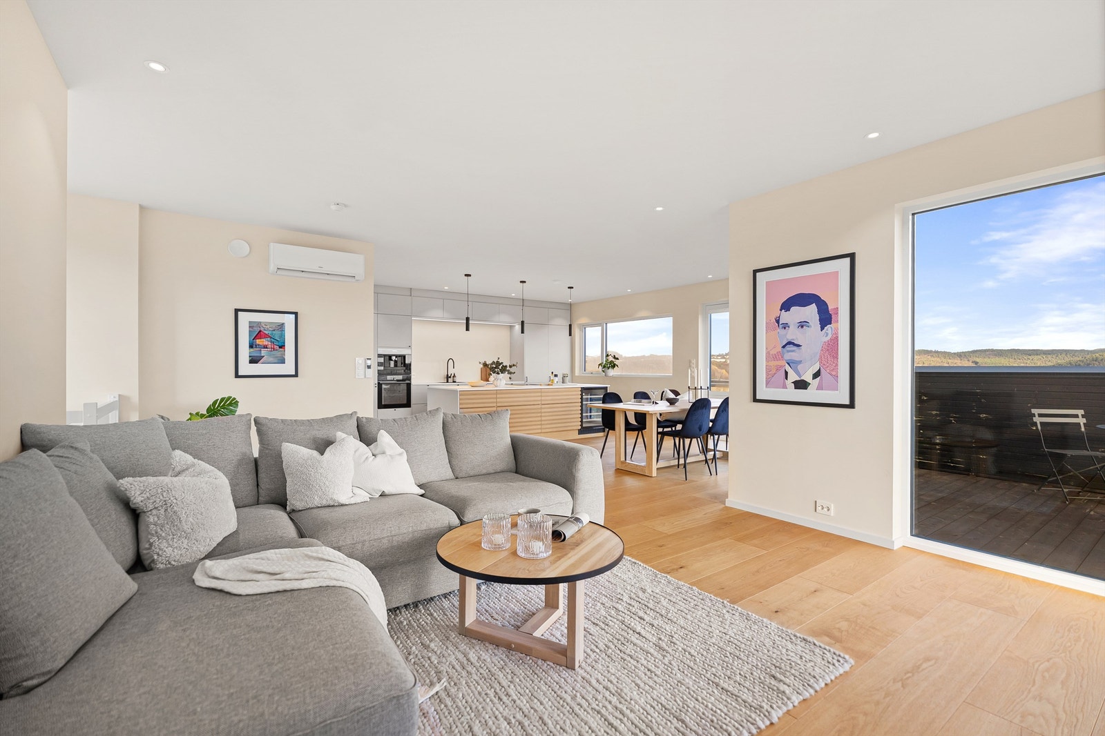 Øverste etasje har en god og romslig planløsning med oppholdsrom som stue/kjøkken og utgang til to hyggelige uteplasser. Galleribilde