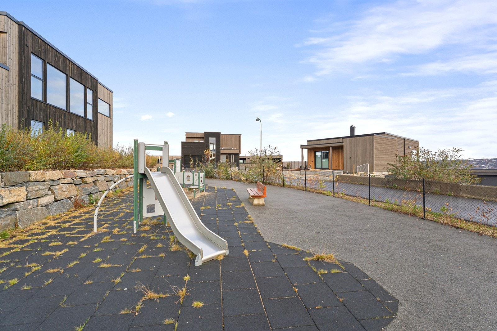 Like foran huset finner du en praktisk lekeplass. Galleribilde