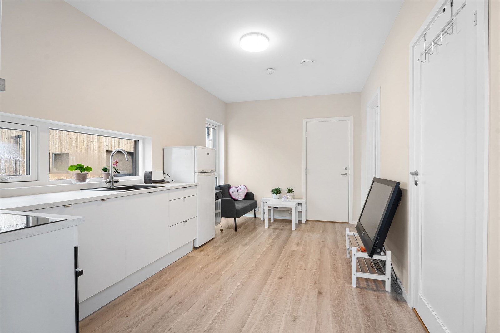 Stue/kjøkken. Døren rett frem leder til den andre hybelen. Galleribilde