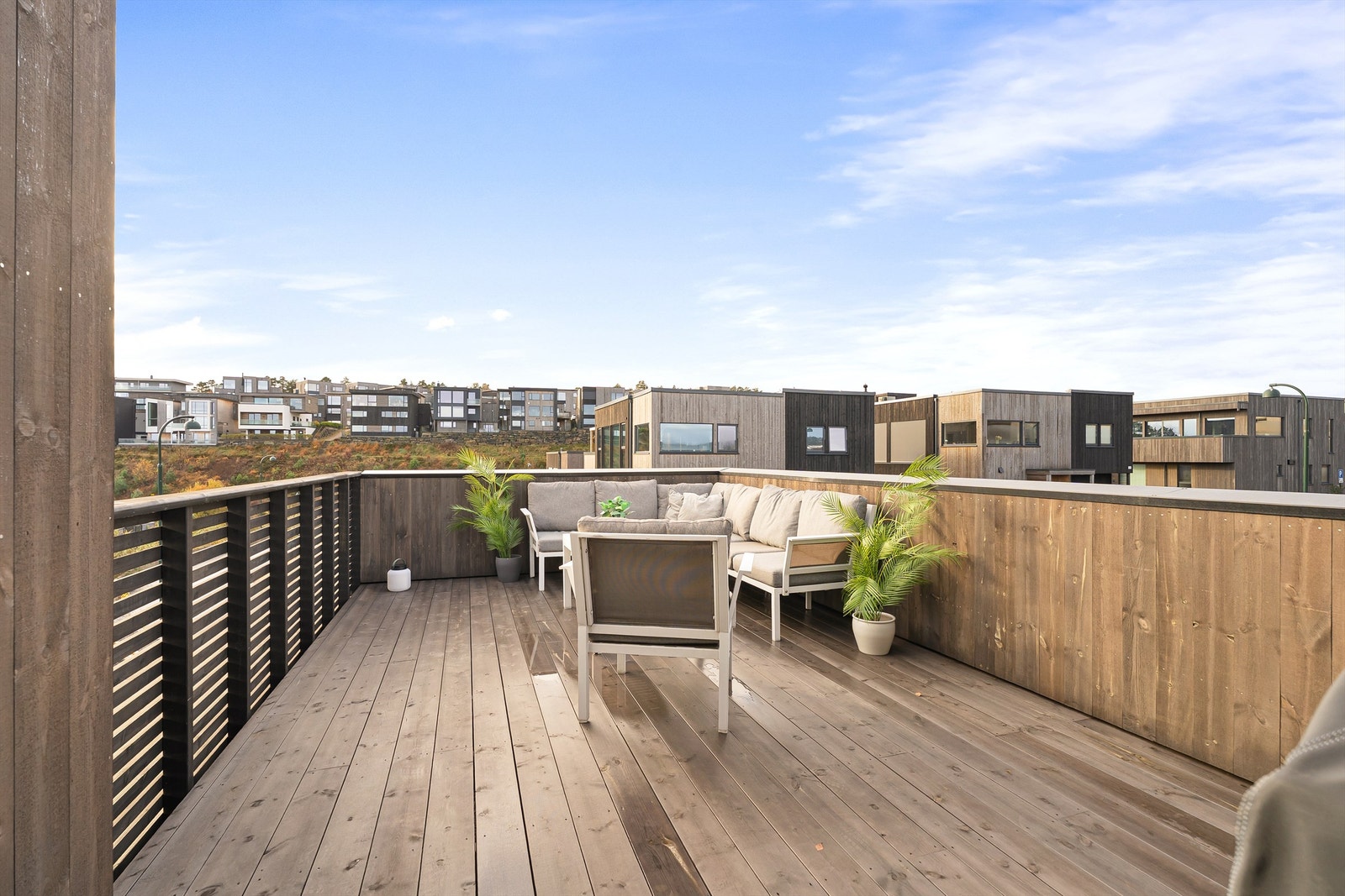 Det er iflg. selger sol til ca. 20-21 på sommerstid. Galleribilde