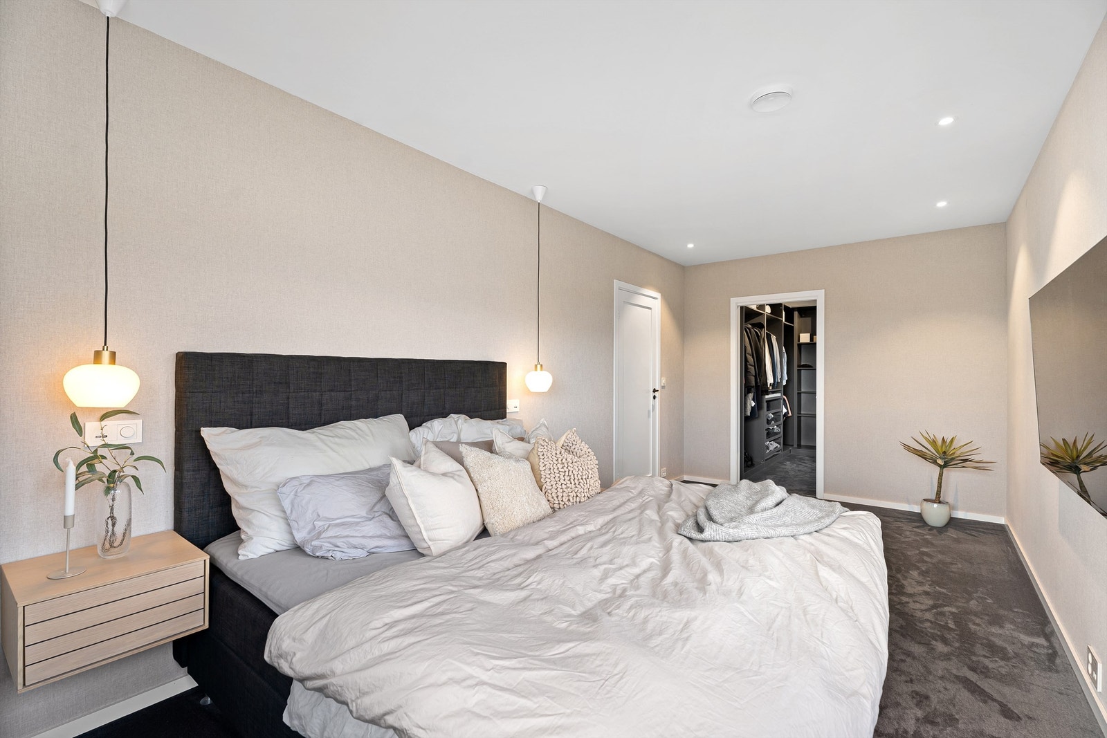 Hovedsoverommet er av god størrelse med plass til dobbeltseng og tilhørende møblement. Fra soverommet er det inngang til walk-in garderobe. Galleribilde