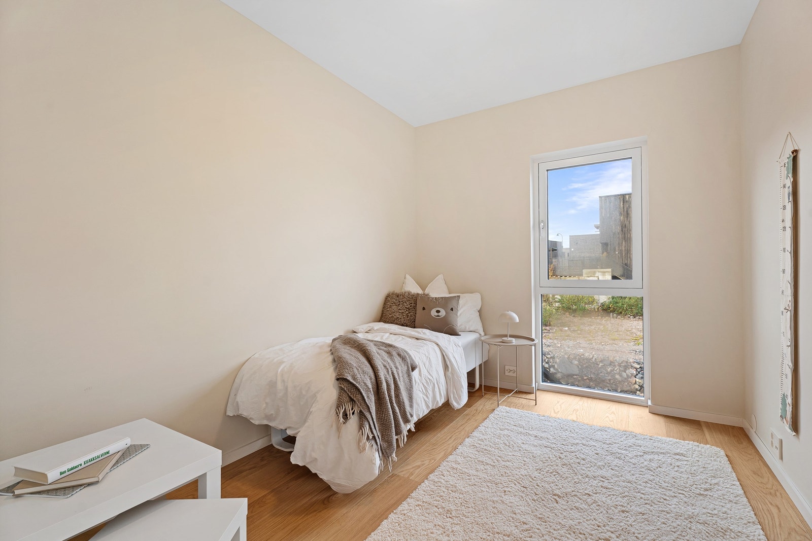 Soverom nr. 3 er av god størrelse og passer ypperlig som barnerom, gjesterom, kontor eller ekstra tv-stue. Galleribilde