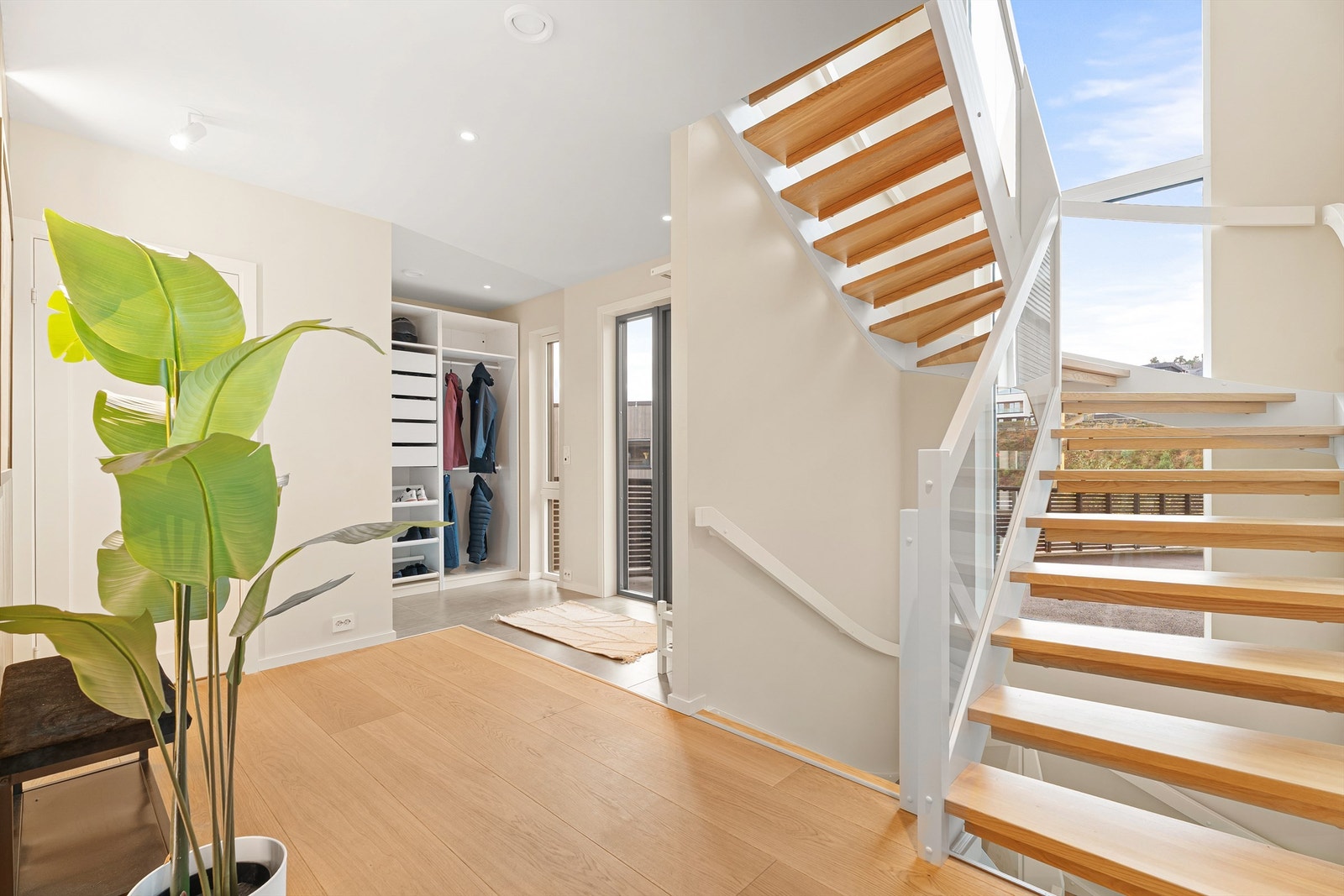 I gangen er det også garderobeskap med skuffer og skohyller for ekstra oppbevaring. Videre går vi til underetasjen ... Galleribilde