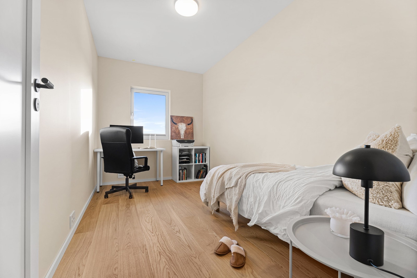 Soverom nr. 3 er av god størrelse og har plass til seng, skrivepult og kan innredes alt etter ønske. Galleribilde