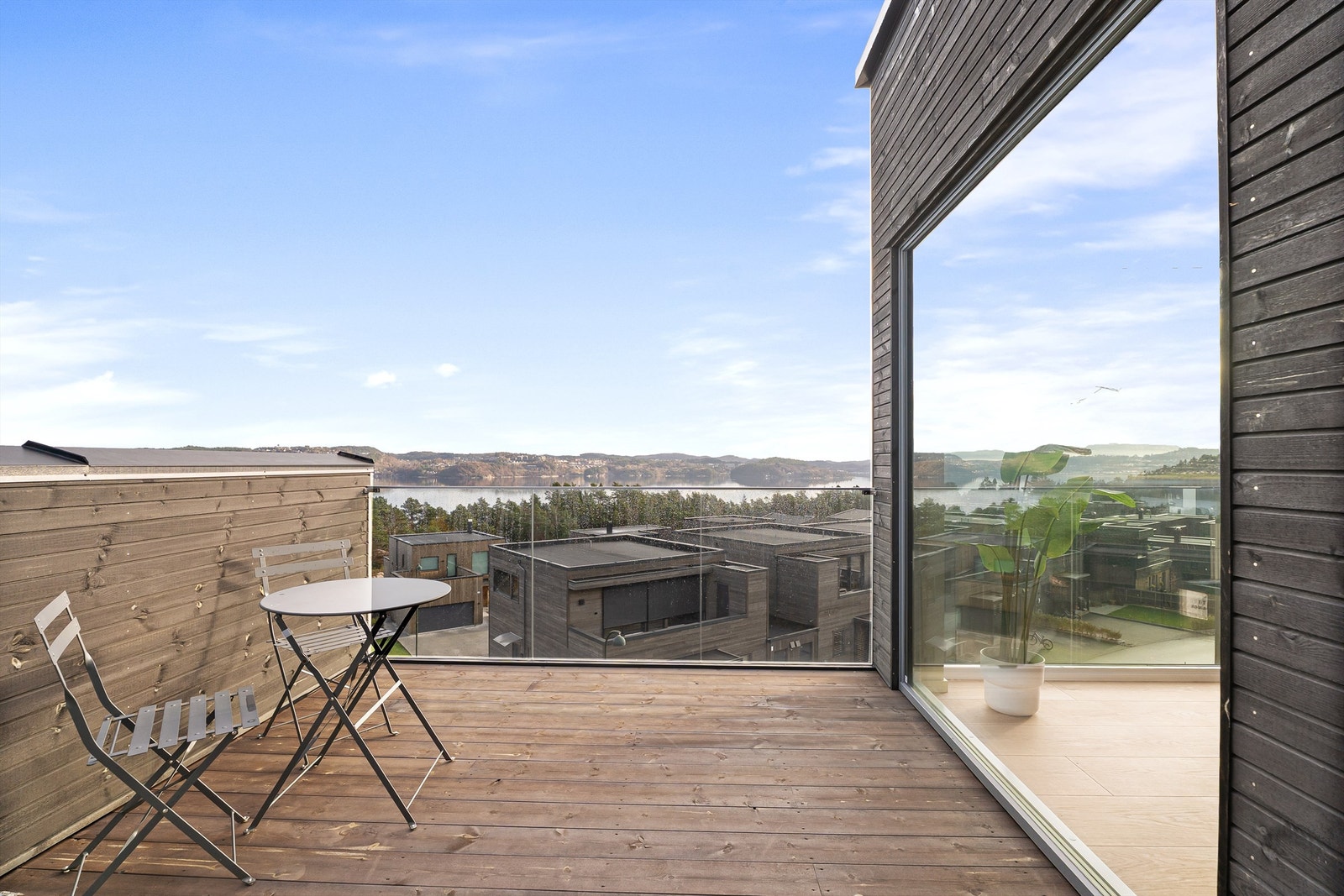 Det er også en hyggelig uteplass med flere muligheter til hagemøbler m.m. Galleribilde