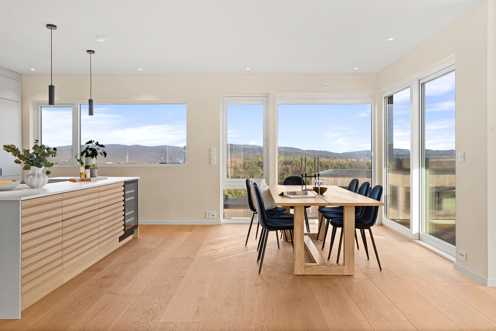 Hele hoveddelen har en flott og påkostet eik parkett med nydelige og brede bord. Galleribilde