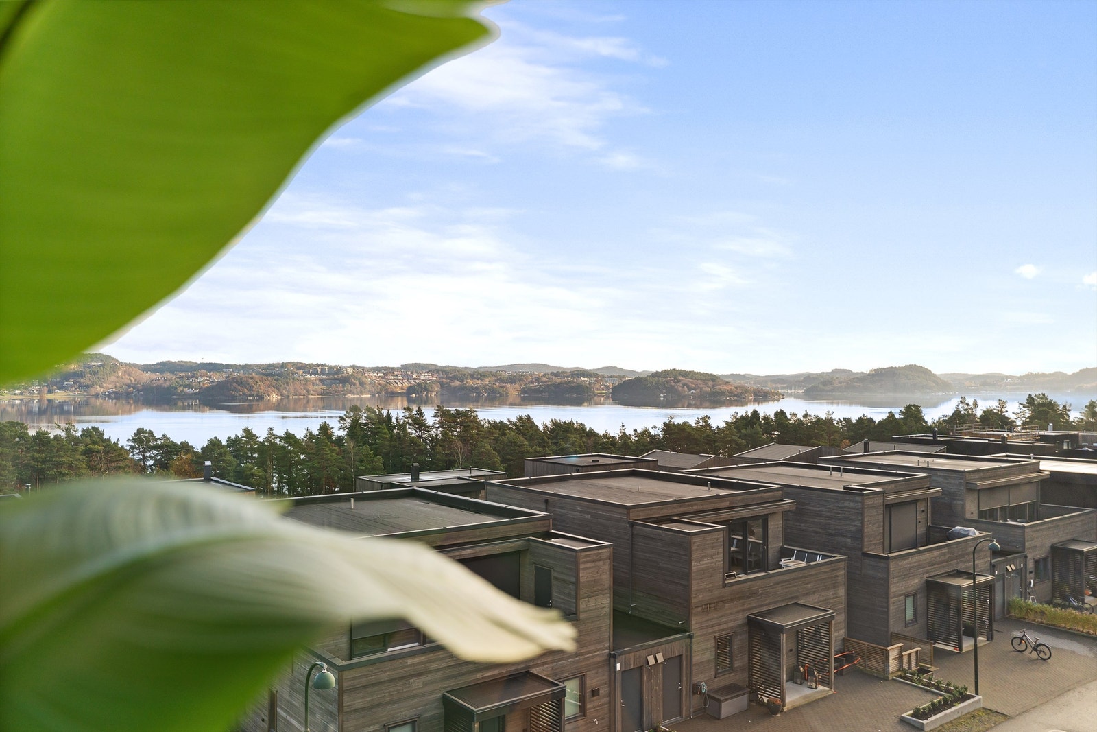 Huset ligger luftig og fritt som gjør at andre hus ikke tar for utsikten. Galleribilde