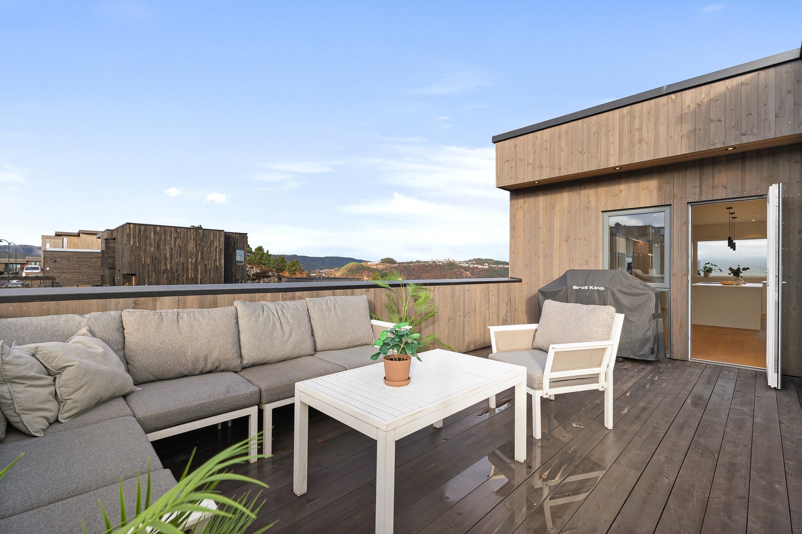 Uteplassen er en sosial og hyggelig sone hvor en kan nyte sommerkvelder. Galleribilde