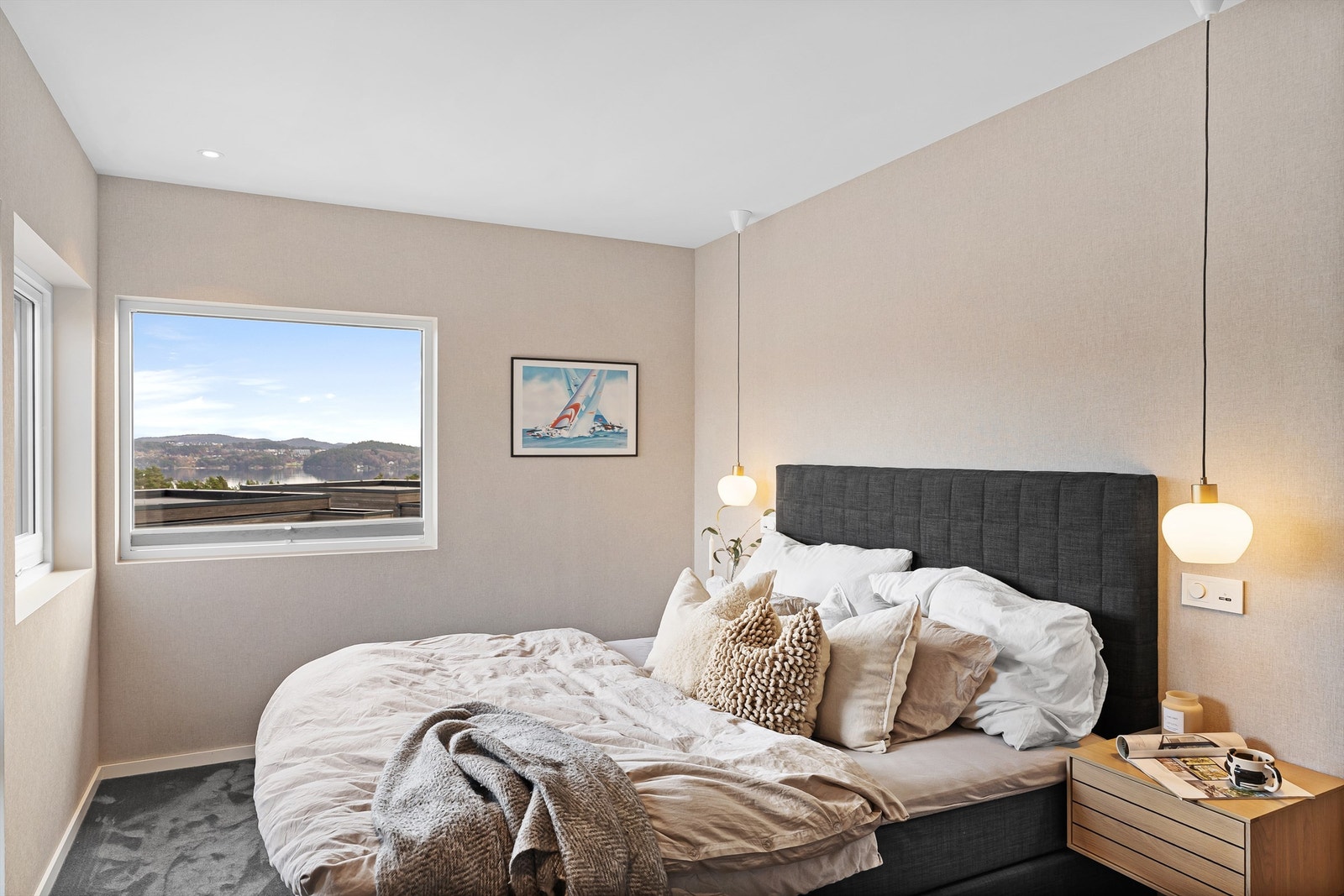 Soverommet har teppe på gulv, tapet på vegg og lekker belysning med lamper og spotter i tak. Her kan du sette din egen atmosfære og finne roen. Galleribilde