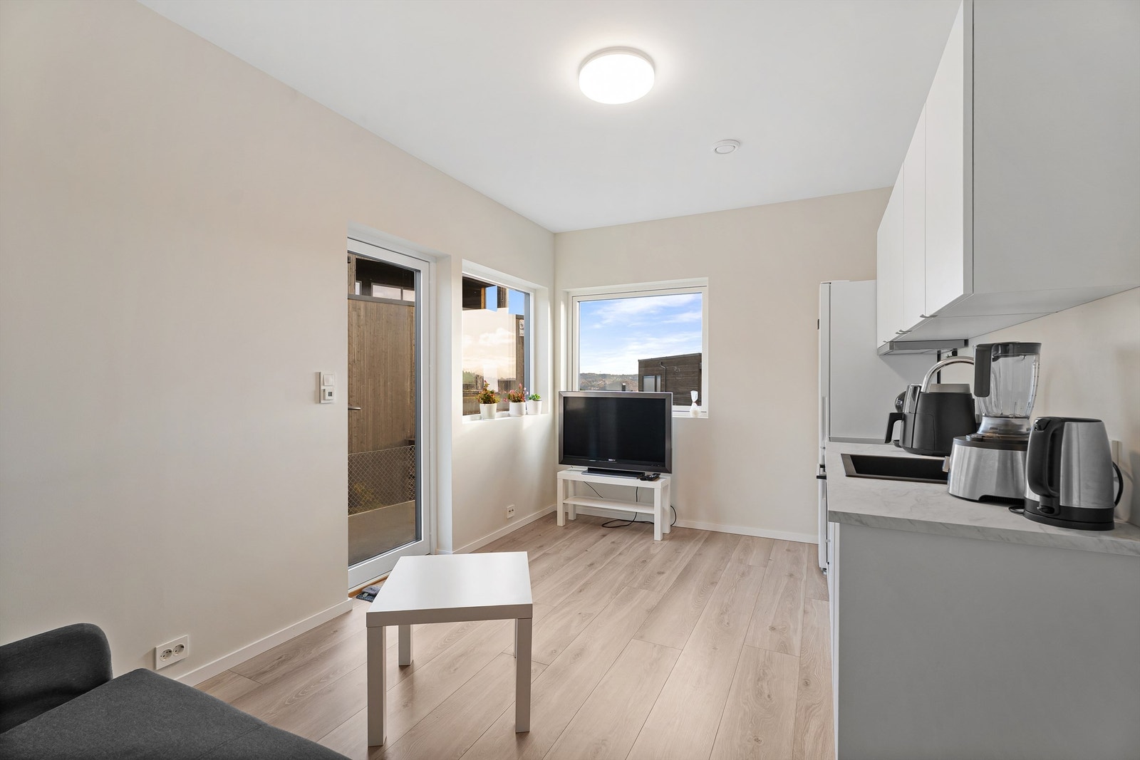 Hybel nr.1 (Denne hybelen er opprinnelig tilknyttet hoveddel, men det er p.t. satt opp lettvegg med dør og kan enkelt åpnes opp for ekstra plass). Galleribilde